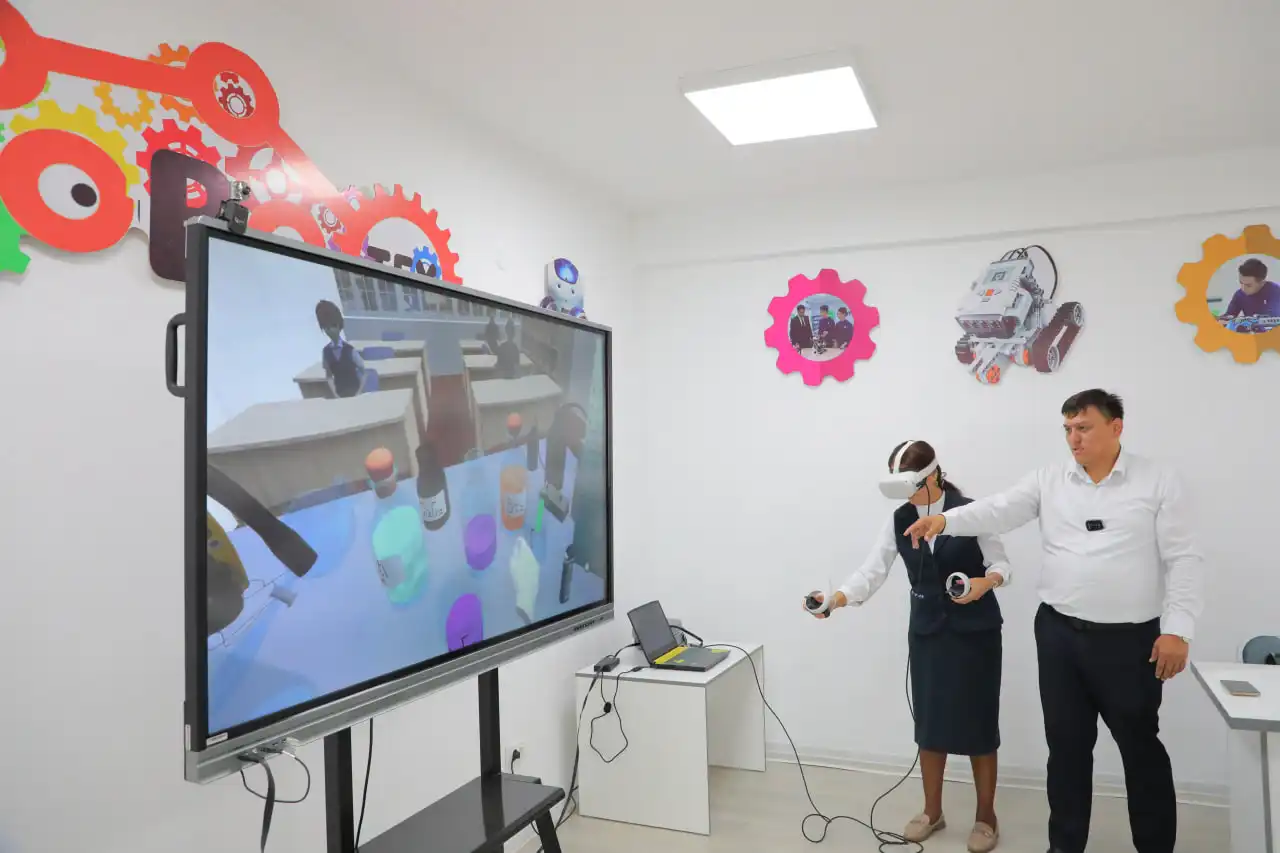 Dars jarayonlarida virtual reallik (VR) texnologiyasidan foydalanish boʻyicha taqdimot oʻtkazildi